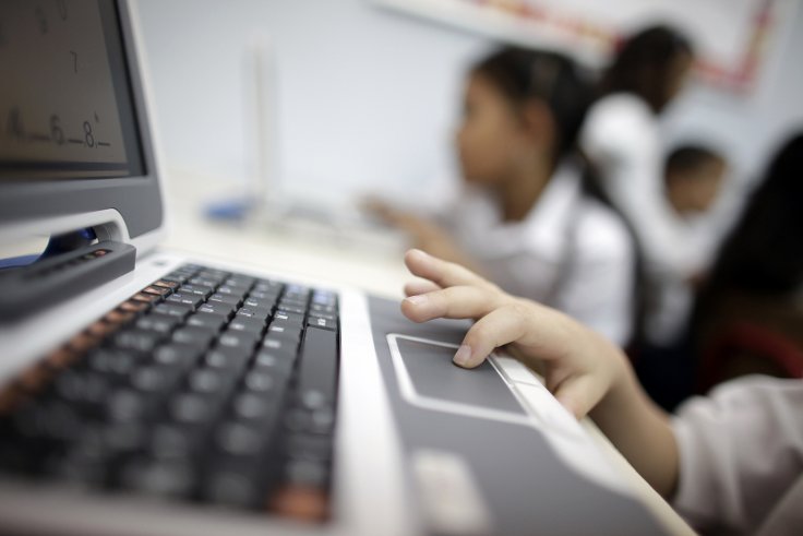 children-using-computer